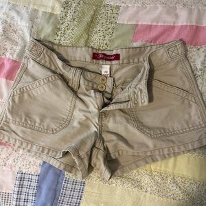 Tan/cream Aèropostale shorts size 7-8